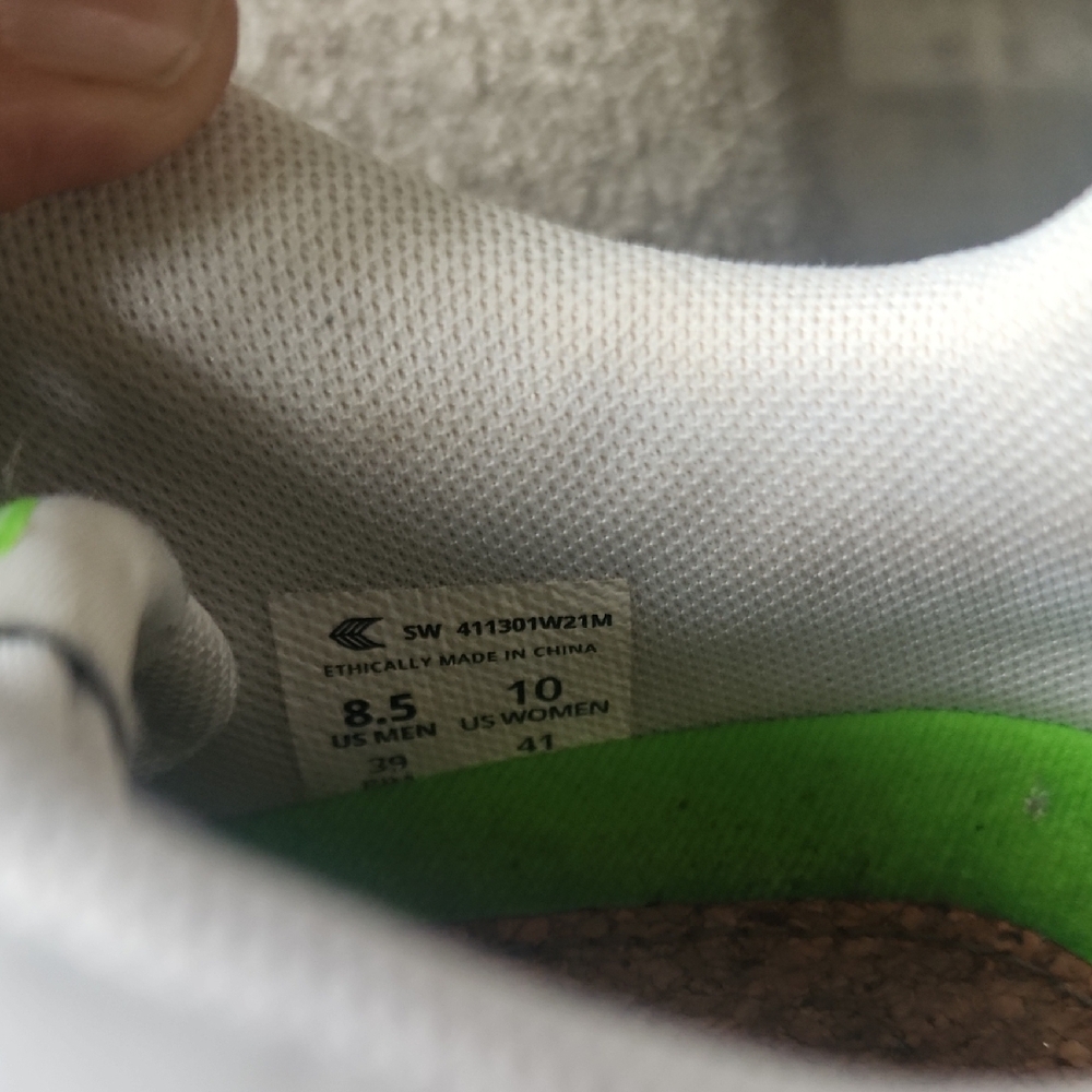 Cariuma White and Black Minimalist Sneakers - Picture 5 of 6
